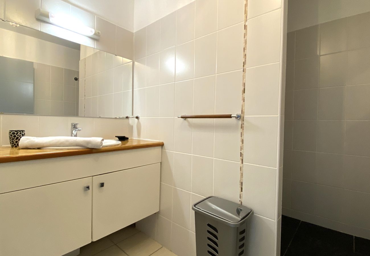 Apartment in Les Trois-Ilets - Kalypsa, 4 pers, standing, vue mer, plage