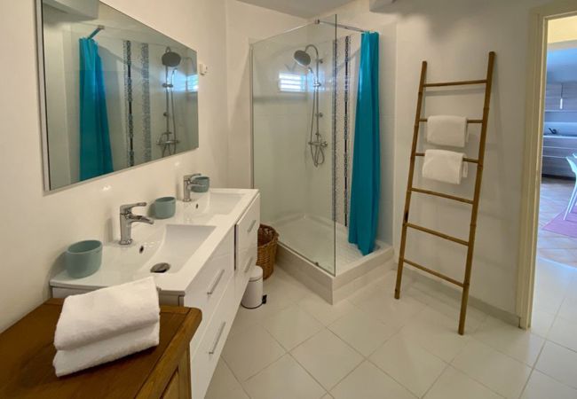 Villa à Les Trois-Ilets - Ti Paradi, villa 12 pers, 2 piscines, vue golf mer Villa à Les Trois-Ilets - Ti Paradi, villa 12 pers, 2 piscines, vue golf mer