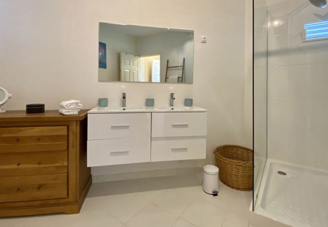 Villa à Les Trois-Ilets - Ti Paradi, villa 12 pers, 2 piscines, vue golf mer Villa à Les Trois-Ilets - Ti Paradi, villa 12 pers, 2 piscines, vue golf mer